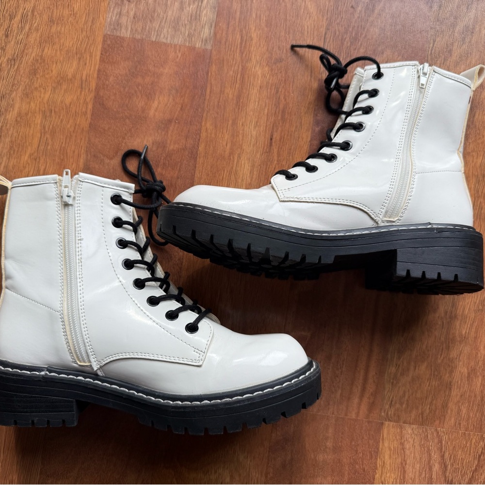 Ichigo White & Black Combat Boots – Women’s Size 7.5